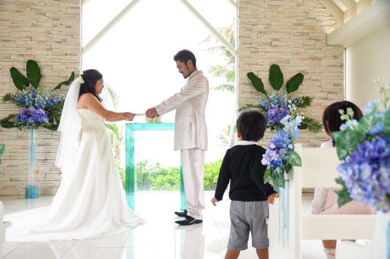 お子様が見守る中、誓いのシーンを