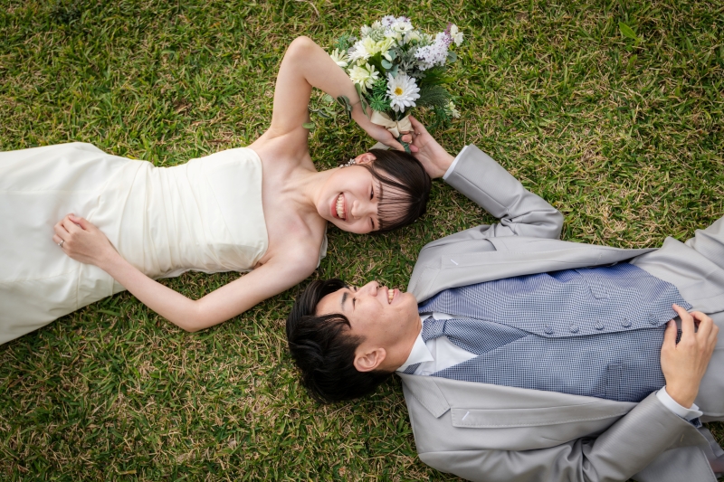 芝生に寝転がって