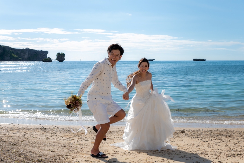 思わず自然に声をだして笑いあうような、ビーチで新婦様の手を取りながら走るショット。午後のキラキラ感のある夏の海をバックに、おふたりらしく、明るく楽しい笑顔あふれる動きあるシーンを残すことができました！