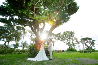 ガーデンウエディングを行う木の下で、結婚式のような誓いのシーンを見つめ合いながらおこなっていただいた素敵なカップル。祝福の気持ちに溢れ、思わず泣きそうなりました。涙でピンボケしないように気を付けます。