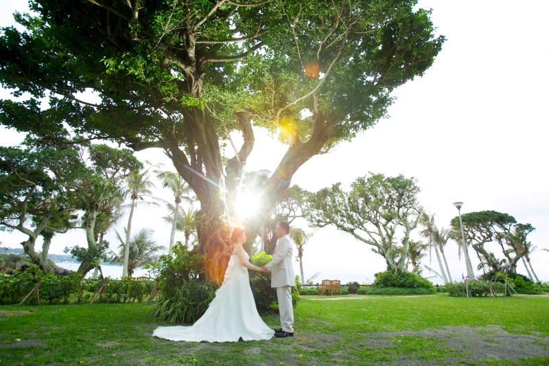 ガーデンウエディングを行う木の下で、結婚式のような誓いのシーンを見つめ合いながらおこなっていただいた素敵なカップル。祝福の気持ちに溢れ、思わず泣きそうなりました。涙でピンボケしないように気を付けます。