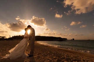まだ空の明るさが残る時間帯。おふたりの間にサンセットが入って、まばゆい光に照らされるようなロマンティックなショットになりました。サンセットフォトは昼間のビーチフォトと違うテイストになり、おすすめです。