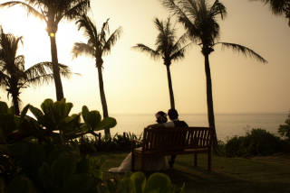 ロマンティックなサンセットが出るまで、お客様とスタッフで時間をかけて待った思い出の一枚です。ムーンビーチのヤシの木が、サンセットをより沖縄らしく演出してくれるロケーション、楽しい思い出深い撮影でした。