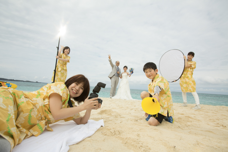スタジオムーンでの撮影は、本当に楽しいです！被写体である新郎新婦だけでなく、同行されるご家族皆様にも撮影に協力して、参加していただきました！！沖縄旅行を存分に楽しんで、またいつか遊びに来てくださいね。