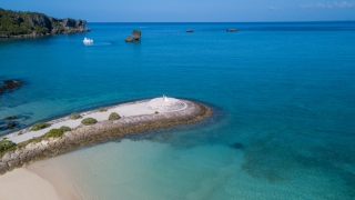 おふたりを包み込むように、沖縄らしい素晴らしいロケーションをドローンでおさめました。バックには有名な景勝地の万座毛。海の色のグラデーションも美しく、小さく映ったおふたりが自然の広大さを物語っています。