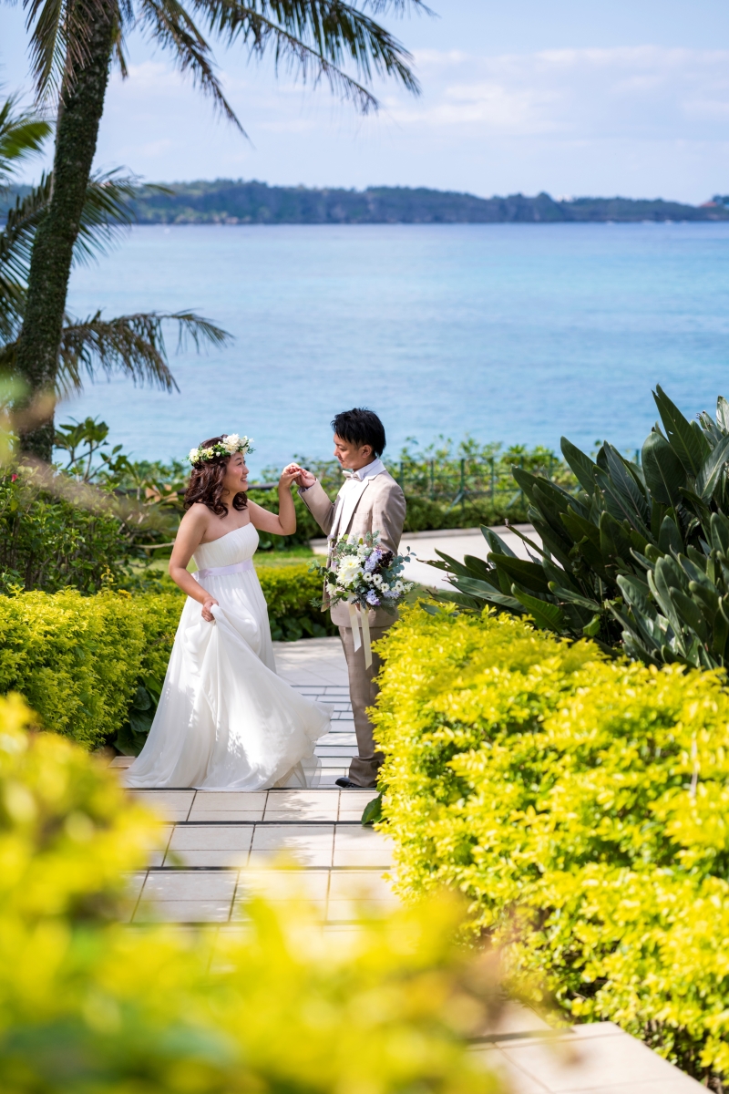 海をバックに、鮮やかなイエローの花と自然に包まれたチャペル前のスポットで、ロマンティックなやさしい一枚に仕上げました。ダンスシーンがとてもお似合いで、やさしくお互い見つめ合う姿が素敵なおふたりでした。