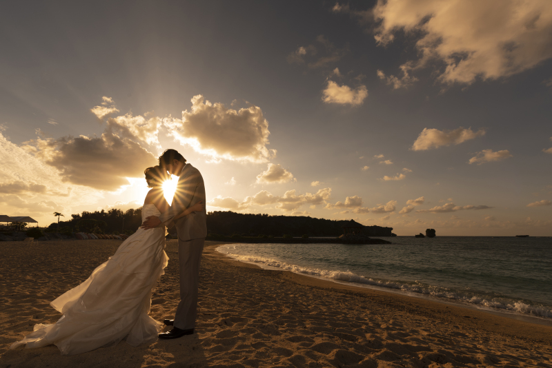 まだ空の明るさが残る時間帯。おふたりの間にサンセットが入って、まばゆい光に照らされるようなロマンティックなショットになりました。サンセットフォトは昼間のビーチフォトと違うテイストになり、おすすめです。