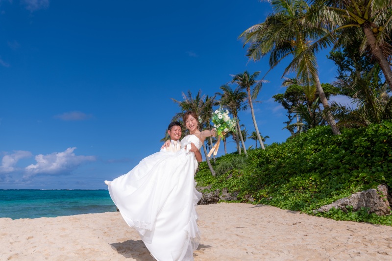 撮影中もずっとコロコロ笑っていた新婦様。ヤシの木をバックに、高々と見事に新郎様に抱え上げられたお姫さまだっこでは、どびっきりの笑顔でこたえてくれました!!!とっても幸せそうなかわいい笑顔が印象的です。