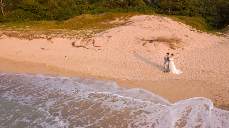 日が暮れかけたロマンティックな時間帯、打ち寄せる波をじっと見つめるおふたりを、撮影の最後にドローンで空から撮影しました。幸せな静かな時間が流れる中での、すてきな思い出深い一枚になりました。