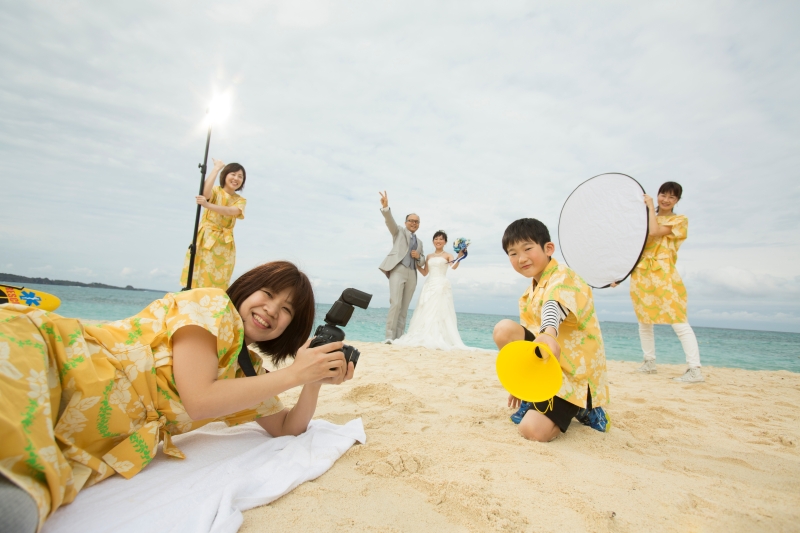 スタジオムーンでの撮影は、本当に楽しいです!被写体である新郎新婦だけでなく、同行されるご家族皆様にも撮影に協力して、参加していただきました!!沖縄旅行を存分に楽しんで、またいつか遊びに来てくださいね。