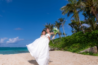 撮影中もずっとコロコロ笑っていた新婦様。ヤシの木をバックに、高々と見事に新郎様に抱え上げられたお姫さまだっこでは、どびっきりの笑顔でこたえてくれました！！！とっても幸せそうなかわいい笑顔が印象的です。