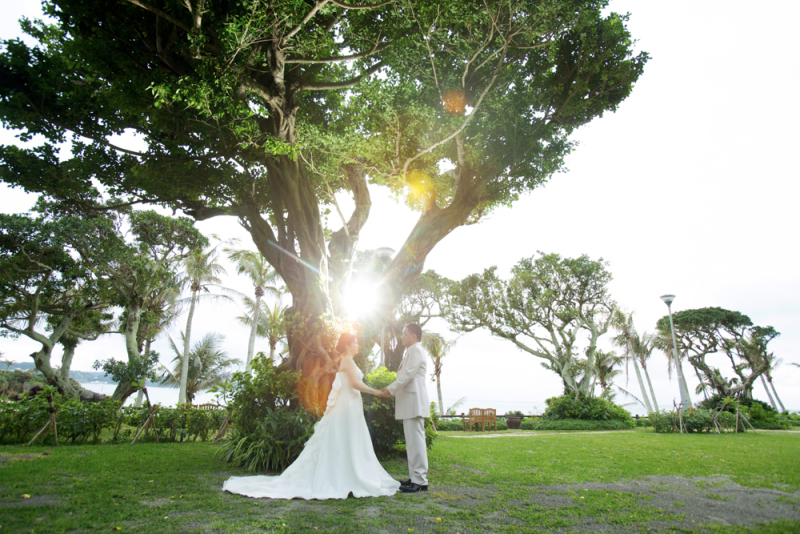 ガーデンウエディングを行う木の下で、結婚式のような誓いのシーンを見つめ合いながらおこなっていただいた素敵なカップル。祝福の気持ちに溢れ、思わず泣きそうなりました。涙でピンボケしないように気を付けます。