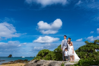 沖縄らしいロケーションで、みんなで未来を見つめているような目線でのファミリービーチフォト。お子様もしっかりと視線を注いでくれました！ご家族らしい記念に残る、楽しい撮影＆ご旅行になったようで嬉しいです。