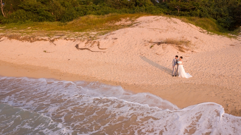 日が暮れかけたロマンティックな時間帯、打ち寄せる波をじっと見つめるおふたりを、撮影の最後にドローンで空から撮影しました。幸せな静かな時間が流れる中での、すてきな思い出深い一枚になりました。