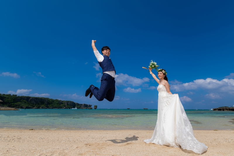 恩納村のビーチで、見事なジャンプショット！水平線より高々と、万座毛も飛び越えるほどの瞬間です。おふたりの素敵な笑顔もしっかりとカメラにおさめました！明るく楽しく、そしてバリエーション豊かに撮影します。