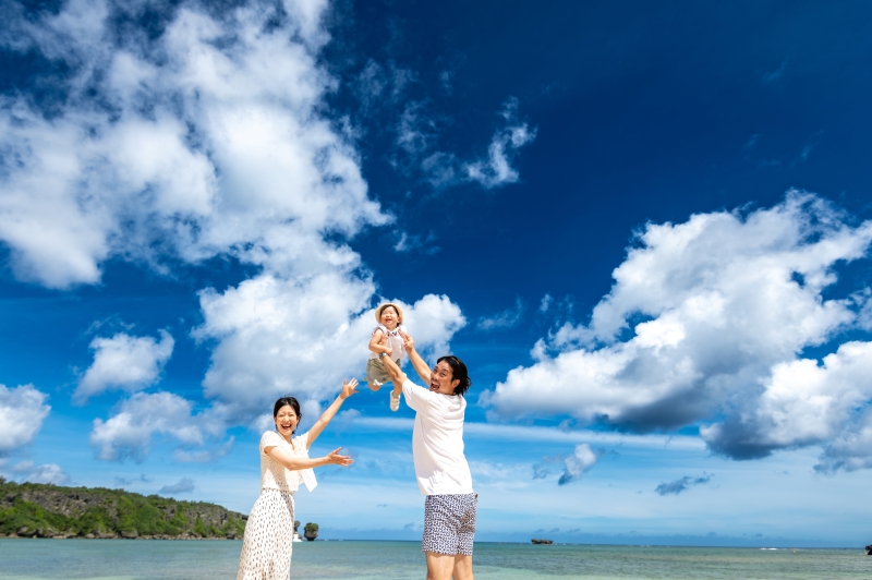 『おんなそんビーチファミリーフォト』★私服で家族写真/『私服でカップル撮影&エンゲージフォト』青空&お顔美肌補正2万円→0円