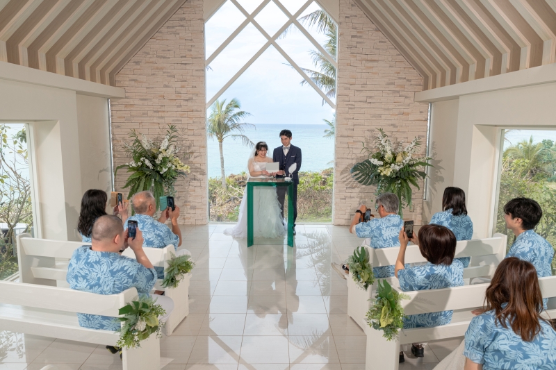 11周年記念◉安心の衣装追加料金なし【結婚式のような恩納村チャペル&ビーチプラン】★ドローン撮影・青空&美肌補正データ100C付