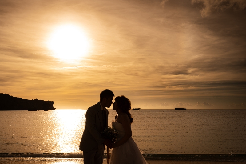 『おんなそんビーチフォト＋サンセットプラス』★サンセット撮影付！恩納村ビーチ★安心の衣装追加料金なし！青空＆美肌補正2万円分付