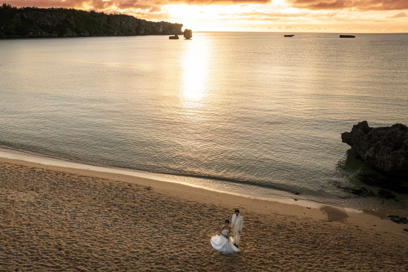 『おんなそんビーチフォト+サンセットプラス』★サンセット撮影付!恩納村ビーチ★安心の衣装追加料金なし!青空&美肌補正2万円分付