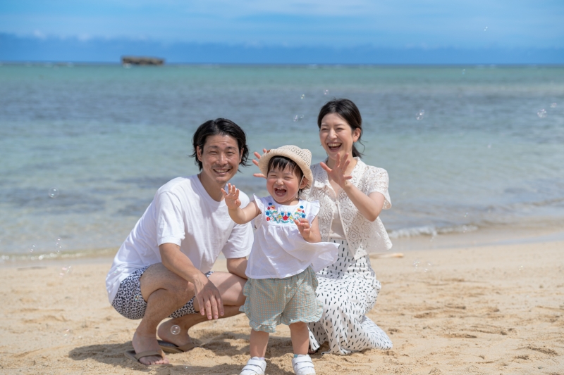 『おんなそんビーチファミリーフォトプラン』★私服で家族写真★カップルで私服ビーチ&エンゲージフォト★青空&美肌補正2万円分付