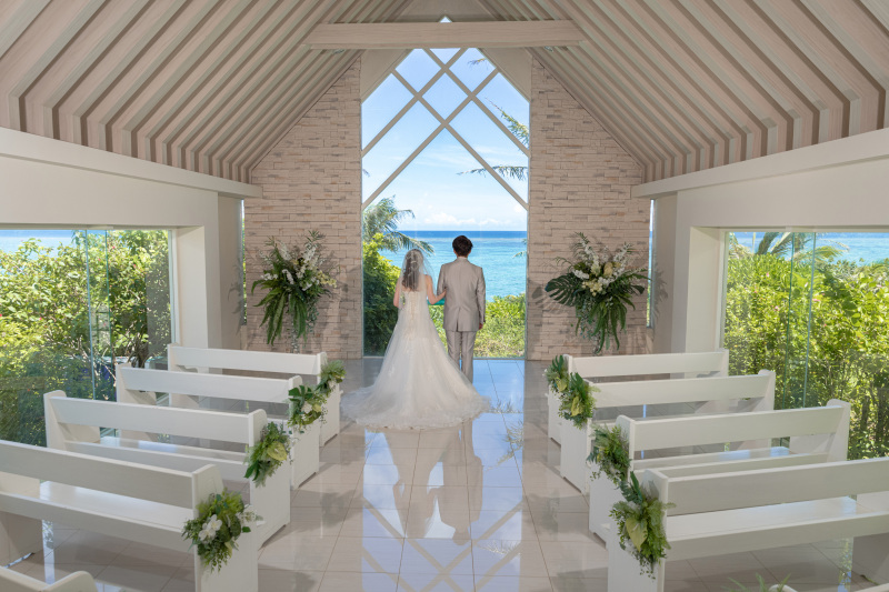 『チャペル&ビーチ+ドローン』★ドローン写真動画付!ムーンビーチのチャペル★安心の衣装追加料金なし!青空&お顔美肌補正2万円分付