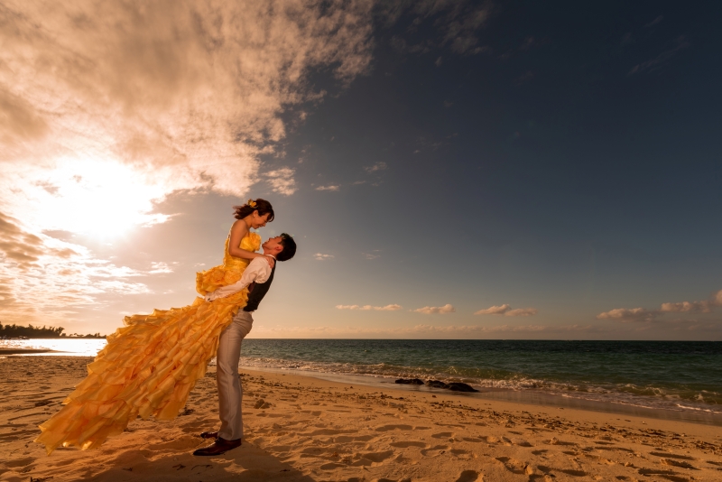『おんなそんビーチフォト＋サンセットプラス』★サンセット撮影付！恩納村ビーチ★安心の衣装追加料金なし！青空＆美肌補正2万円分付