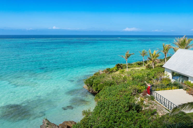 『チャペル＆ビーチ＋ドローン』★ドローン写真動画付！ムーンビーチのチャペル★安心の衣装追加料金なし！青空＆お顔美肌補正2万円分付