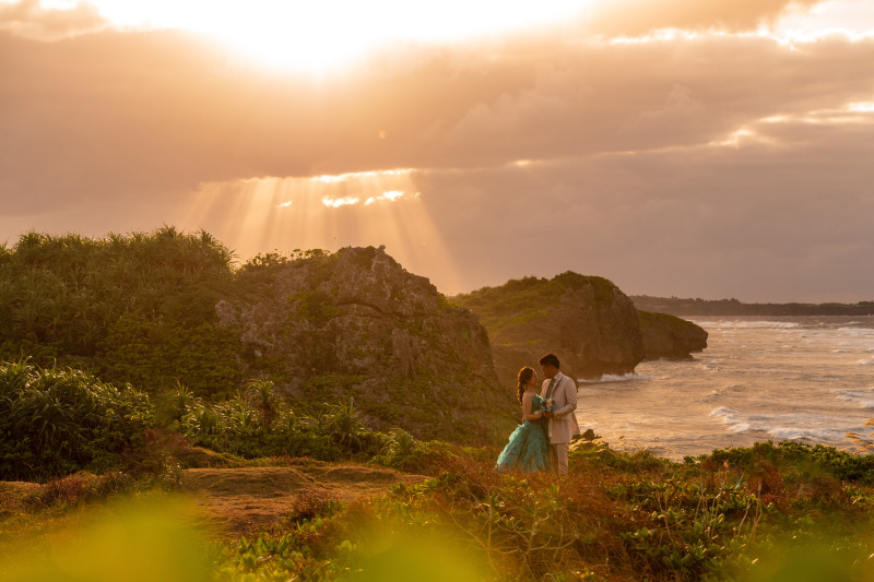 『おんなそんビーチフォト+サンセットプラス』★サンセット撮影付!恩納村ビーチ★安心の衣装追加料金なし!青空&美肌補正2万円分付