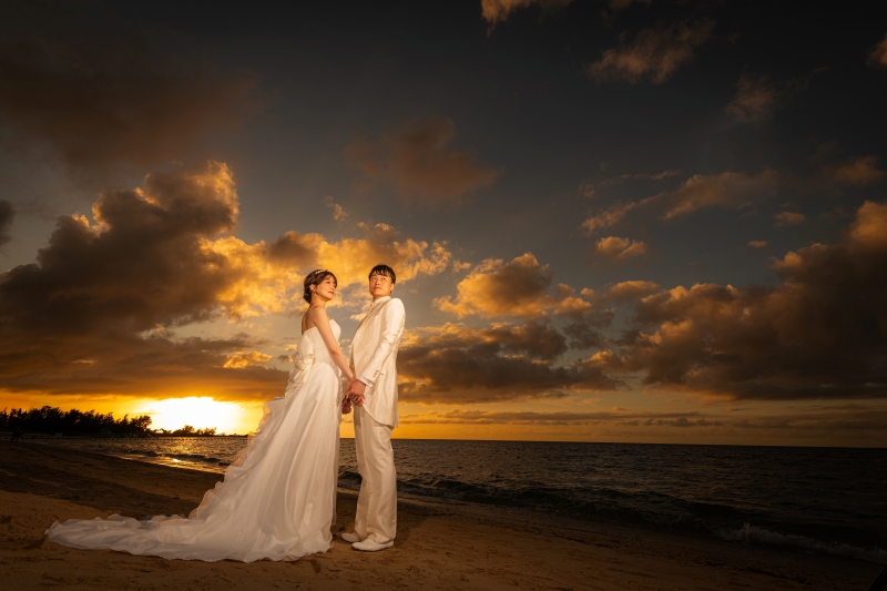 ◉安心の衣裳追加料金なし【おんなそんビーチフォト＋サンセットプラス】★サンセット撮影付！恩納村ビーチ★青空＆美肌補正2万円分付