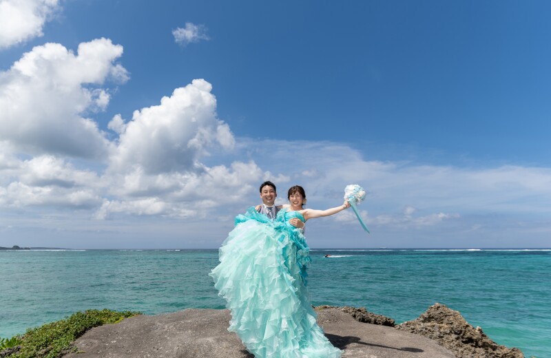 ◆安心の全衣裳追加料金なし【チャペル＆ビーチドレスチェンジPKG】★ムーンビーチのチャペルでドレス２着★青空＆美肌補正2万円分付