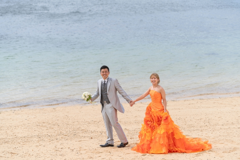 ◉安心の全衣装追加料金なし【チャペル＆ビーチドレスチェンジPKG】★リザンチャペルでドレス２着★青空＆美肌補正2万円分付