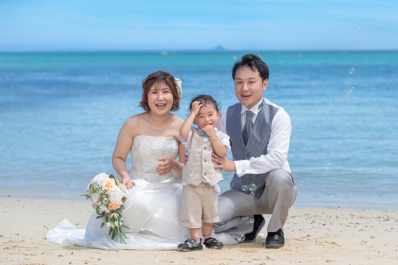 『おんなそんビーチフォトファミリーパッケージ』★ビーチでお子様との撮影付★安心の衣装追加料金なし!青空&美肌補正2万円分付!