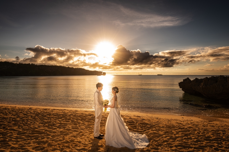 『おんなそんビーチフォト+サンセットプラス』★サンセット撮影付!恩納村ビーチ★安心の衣装追加料金なし!青空&美肌補正2万円分付