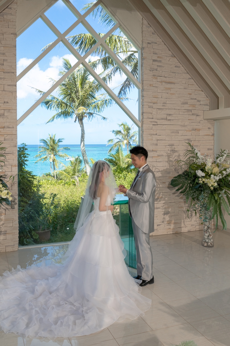 ◆安心の全衣裳追加料金なし【恩納村チャペル＆ビーチプラン】★ムーンビーチチャペルで結婚式のような撮影★青空＆美肌補正2万円分付！