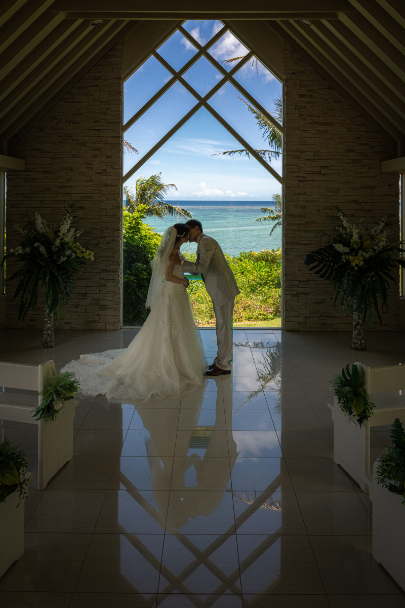 『恩納村チャペル&ビーチプラン』★ムーンビーチのチャペルで結婚式のような撮影★安心の衣装追加料金なし!青空&美肌補正2万円分付!