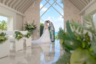 11周年記念★安心の衣裳追加料金なし【恩納村ビーチ＆チャペルフルパッケージ 】◉ドレス2着・ドローン撮影・美肌補正・アルバム3冊