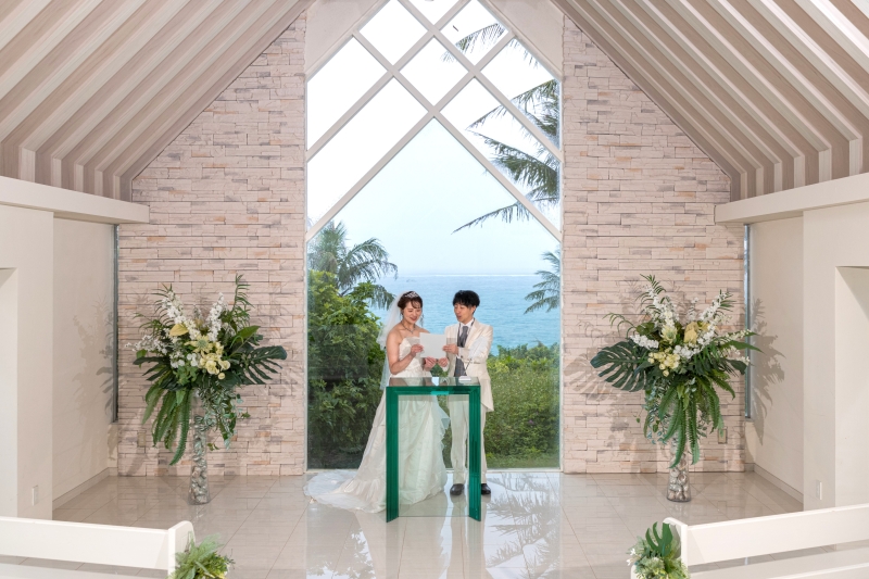 ◆安心の全衣裳追加料金なし【恩納村チャペル＆ビーチプラン】★ムーンビーチチャペルで結婚式のような撮影★青空＆美肌補正2万円分付！