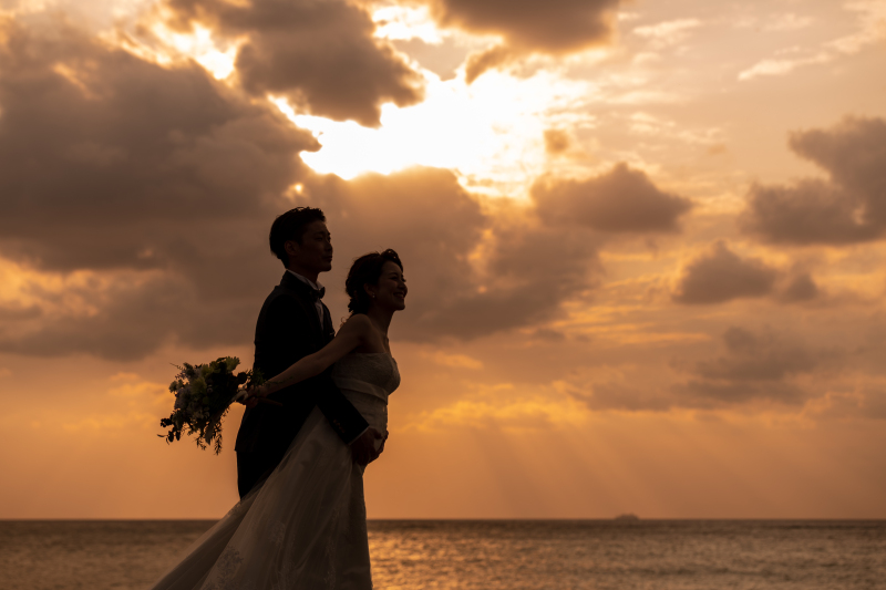 ★安心の衣裳追加料金なし【ムーンビーチプレミアム＋サンセットフォト】◉ムーンビーチでサンセット撮影◉青空＆新婦美肌補正2万円分付