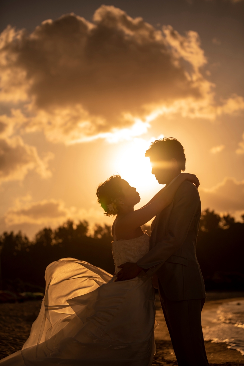 『おんなそんビーチフォト＋サンセットプラス』★サンセット撮影付！恩納村ビーチ★安心の衣裳追加料金なし★青空＆美肌補正2万円分付