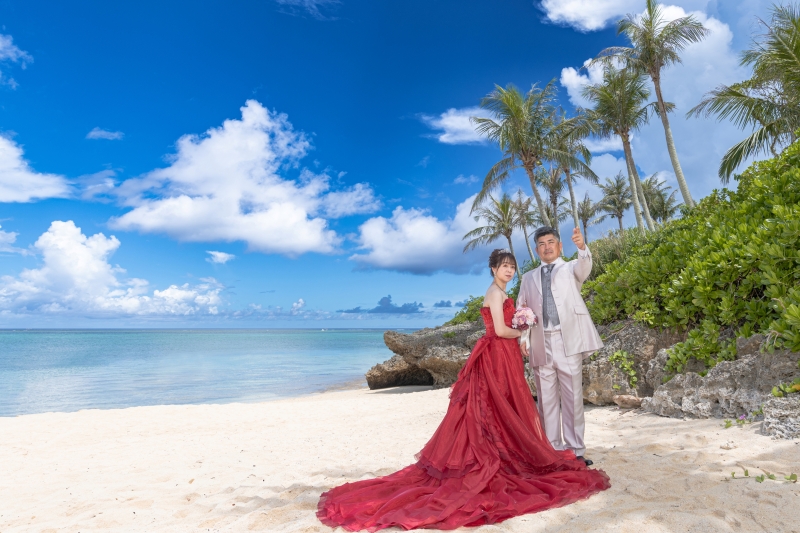 ★安心の衣裳追加料金なし【チャペル＆ビーチドレスチェンジPKG】◉ムーンビーチのチャペルでドレス２着◉青空＆美肌補正2万円分付