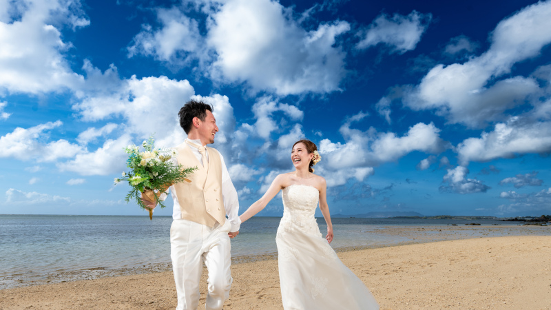 ★安心の衣裳追加料金なし【おんなそんビーチフォトデータプラン】◉サンゴの恩納村ビーチで撮影◉青空＆新婦美肌補正2万円付！