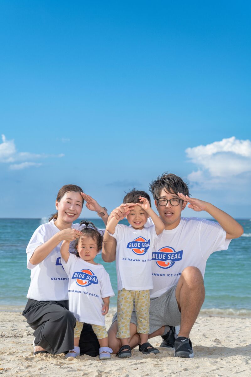 【おんなそんビーチファミリーフォトプラン】★私服で家族写真★カップルで私服ビーチ&エンゲージフォト◉青空&美肌補正2万円分付