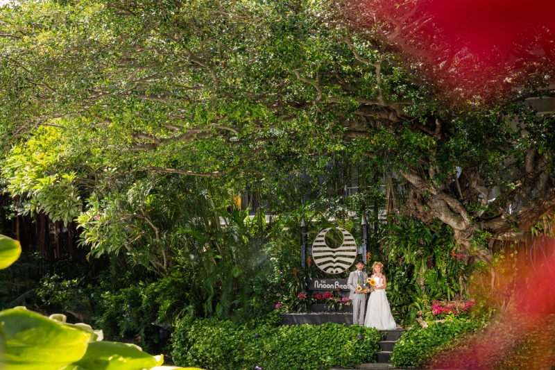 『ムーンビーチプレミアムフォト』★ムーンビーチ、ガーデン、ホテル館内撮影付★安心の衣裳追加料金なし★青空＆新婦美肌補正2万円分付