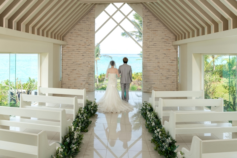 ◆安心の全衣裳追加料金なし【チャペル＆ビーチアルバムPKG】★アルバム付！ムーンビーチのチャペル★青空＆新婦美肌補正2万円分付