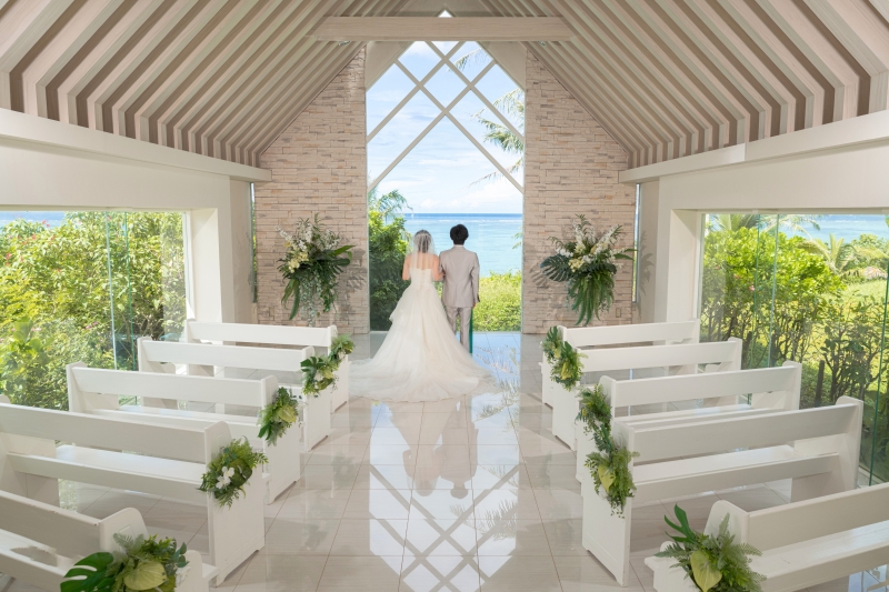 『恩納村チャペル＆ビーチプラン』★ムーンビーチのチャペルで結婚式のような撮影★安心の衣装追加料金なし！青空＆美肌補正2万円分付！
