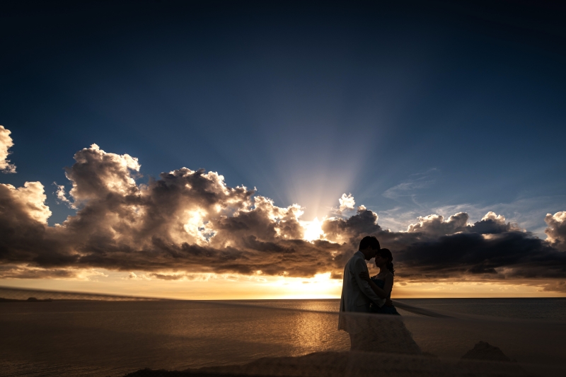 ◉安心の全衣装追加料金なし【ムーンビーチプレミアム＋サンセットフォト】★ムーンビーチでサンセット撮影★青空＆新婦美肌補正2万円付