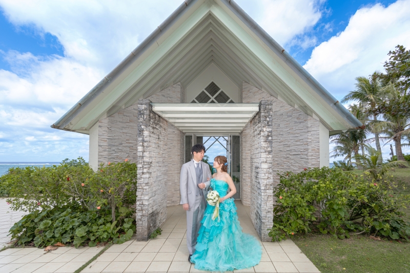 ◉安心の衣裳追加料金なし【チャペル＆ビーチドレスチェンジPKG】★ムーンビーチのチャペルでドレス２着★青空＆美肌補正2万円分付