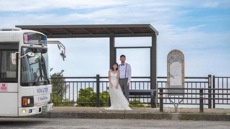 ★安心の衣裳追加料金なし【おんなそんビーチ+私服のロケーションフォト】★私服のロケフォト付!★青空&新婦美肌補正2万円分付