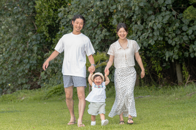 【おんなそんビーチファミリーフォトプラン】★私服で家族写真★カップルで私服ビーチ&エンゲージフォト◉青空&美肌補正2万円分付