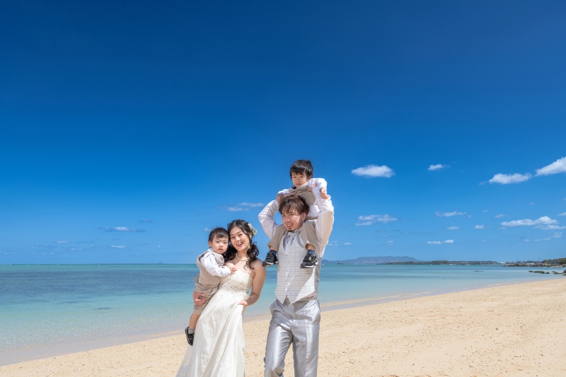 『おんなそんビーチフォトファミリーパッケージ』★ビーチでお子様との撮影付★安心の衣装追加料金なし!青空&美肌補正2万円分付!